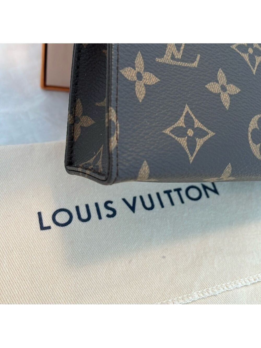 Louis Vuitton Monogram Toiletry 15 - Picture 5 of 13